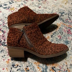VGUC Cheetah print fall ankle boots Brown Black flat